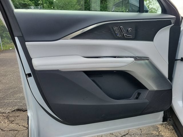 2024 Cadillac LYRIQ Luxury 2