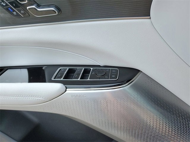 2025 Cadillac LYRIQ Luxury 2