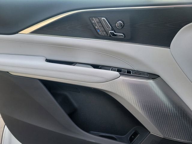 2024 Cadillac LYRIQ Luxury 2