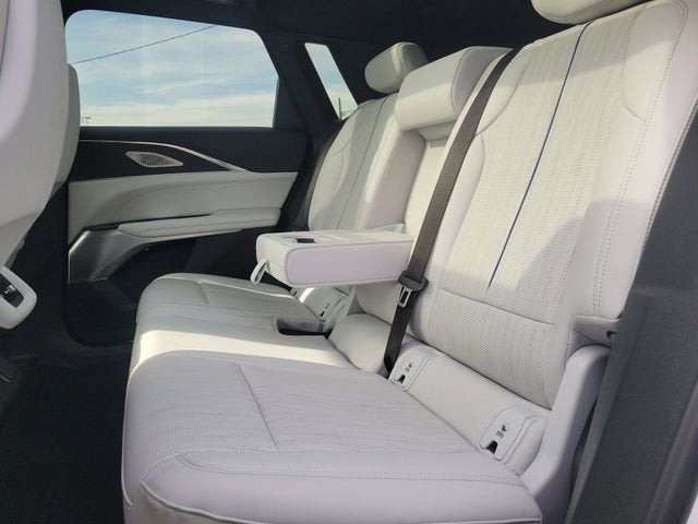 2024 Cadillac LYRIQ Luxury 2